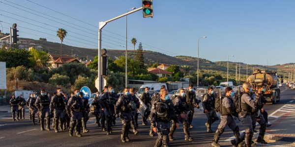 כוחות הביטחון בכניסה ליישוב ערערה. צילום:פלאש 90