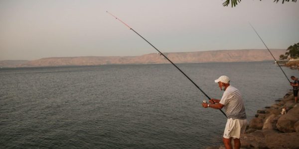 דייג. למצולם אין קשר לכתבה, צולם ביום חול צילום: דוד כהן/פלאש90