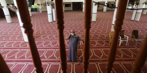 מואזין במסגד צילום: עבד רחים חטיב/פלאש90 
    