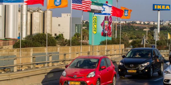 דגלי עיריית נתניה בכניסה לעיר. צילום: פלאש 90