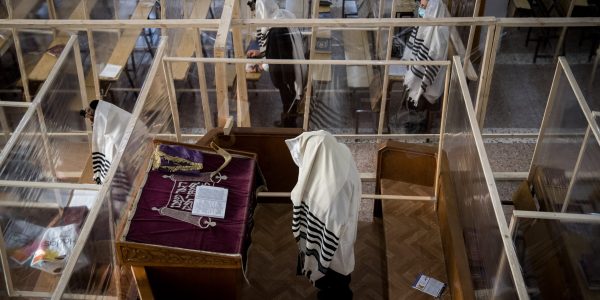 קפסולות בבתי כנסת בימי קורונה // צילום: יונתן סינדל - פלאש 90