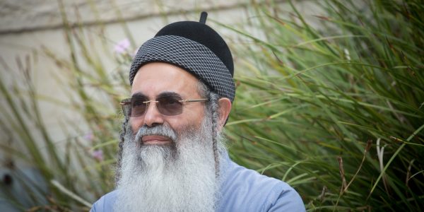 Rabbi Amnon Yitzchak arrives to the Magistrate's Court in Rishon Lezion for a court hearing on his lawsuit against Facebook, October 27, 2020. Photo by Miriam Alster/Flash90 *** Local Caption *** רב
אמנון יצחק
תביעה 
בית משפט
ראשון
לציון
פייסבוק