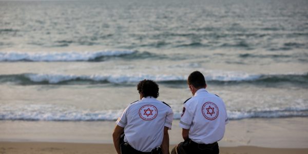 סכנות טביעה. אנשי מד"א בחוף הים צילום נתי שוחט פלאש 90