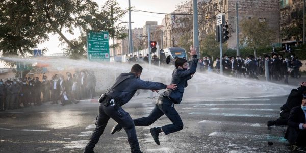 מכת"ז בהפגנת הפלג נגד הגיוס צילום: יונתן סינדל/פלאש 90
    