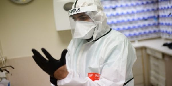 אנשי צוות בית החולים איכילוב: 
   צילום תומר נויברג / Flash90 (למצולם אין כל קשר לכתבה)