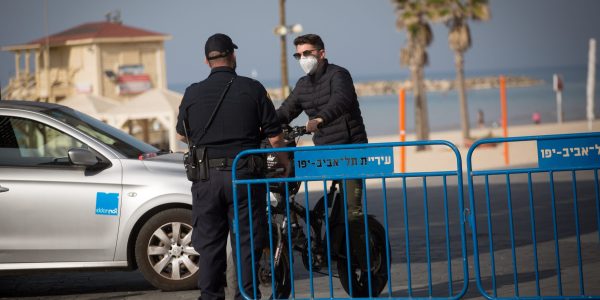 מחוסם משטרה ברחובות תל אביב לאכיפת הסגר | צילום:  Miriam Alster/Flash90