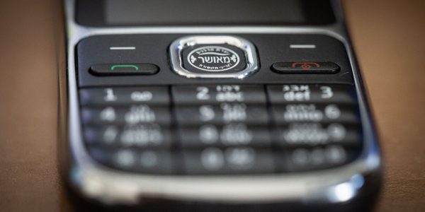 פלאפון כשר - מכשיר טלפון נייד עם חותמת ועדת הרבנית לענייני תקשורת | צילום: Yonatan Sindel/Flash90