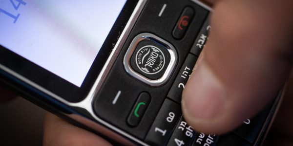 פלאפון כשר - מכשיר טלפון נייד עם חותמת ועדת הרבנית לענייני תקשורת | צילום: Yonatan Sindel/Flash90