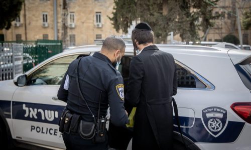 מעצר חרדי על ידי שוטר צילום יונתן סינדל / פלאש 90
