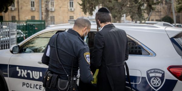מעצר חרדי על ידי שוטר צילום יונתן סינדל / פלאש 90