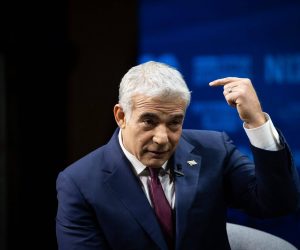 יאיר לפיד בכנס 'ועידת המשפיעים' של חדשות 12 | צילום:  Yonatan Sindel/Flash90