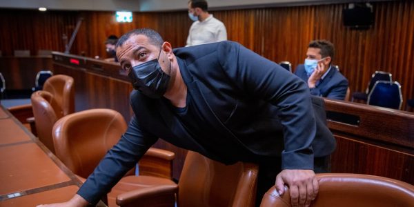 אביר קארה מצביע כפול. צילום: Olivier Fitousi/Flash90