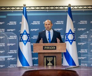 נפתלי בנט בחדר ישיבת סיעת 'ימינה' // צילום: פלאש 90