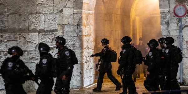 שוטרים בשער שכם // צילום: פלאש 90