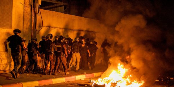 בקבוק תבערה שנזרק לעבר כוח משטרה במבצע 'שומר החומות' | צילום: Yossi Aloni/Flash90