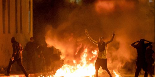 ערבים מתפרעים ברמלה בזמן 'שומר החומות'. צילום: יוסי אלוני/ פלאש90