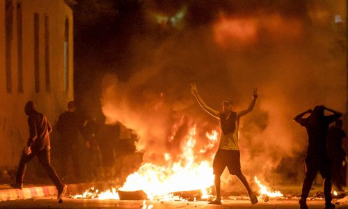 ערבים מתפרעים ברמלה בזמן 'שומר החומות'. צילום: יוסי אלוני/ פלאש90