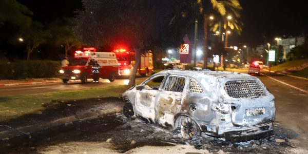 רכב שרוף בלוד בתקופת שומר החומות. צילום יוסי אלוני פלאש 90