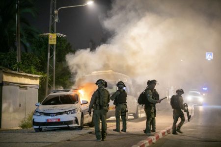 שריפת ניידת משטרה בעיר לוד | צילום פלאש 90