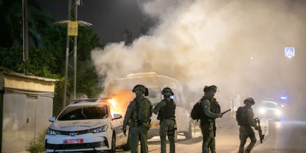 שריפת ניידת משטרה בעיר לוד | צילום פלאש 90