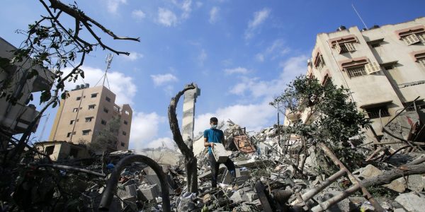 ילד מעל הריסות בעזה כתוצאה מתקיפת חיל האוויר | צילום:  Atia Mohammed/Flash90