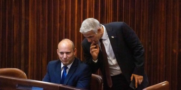 נפתלי בנט ויאיר לפיד. צילום: אוליבייה פיטוסי / Flash90