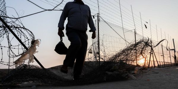 Palestinian workers cross to Israel through a hole in the security fence near the West Bank city of Hebron, July 25, 2021. Photo by Wisam Hashlamoun/Flash90  *** Local Caption *** חברון
מעבר
גבול
חוצים
ישראל
פלסטינאי
פלסטינאים
עובדים
בניין
שב''חים
חור
גדר