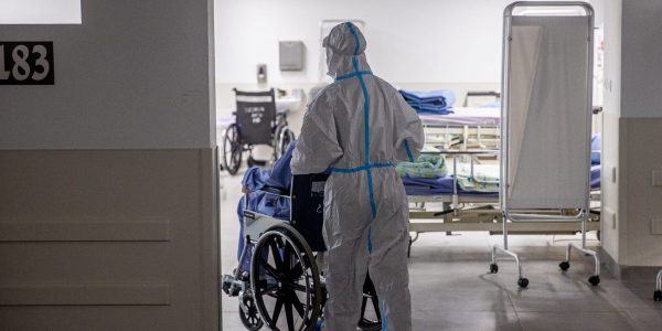 Herzog hospital teaml Center in Jerusalem, July 29, 2021. Photo by Yonatan Sindel/Flash90 *** Local Caption *** מחלקה
חולה
מחלקת
קורונה
וירוס
חולה
חולים
הרצוג
רופאים
אחיות
עובדים
מונשמים