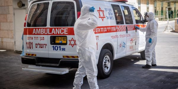 צוותי מד"א ממוגנים. צילום: יונתן סינדל/פלאש 90