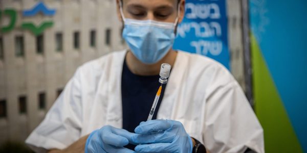 חיסוני קורונה בכללית// צילום: יונתן זינדל/פלאש 90