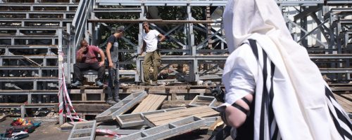 Workers dismantle dangerous structures in Toldos Aharon's compound, in Meron, Northern Israel, on August 31, 2021. Photo by David Cohen/Flash90 *** Local Caption *** ÷áø
îéøåï
îáðä
ôéøå÷
òåáãéí
ôåòìéí
úåìãåú àäøåï
îúçí
äãì÷ä