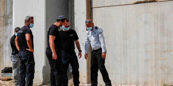 כוחות המשטרה מחוץ לכלא גלבוע מעל פתח המנהרה | צילום: פלאש 90