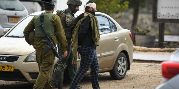 כוחות הביטחון עוצרים  הבוקר חשוד פלסטיני מחוץ לשבי שומרון// צילום: סראיא דיאמנט/פלאש 90