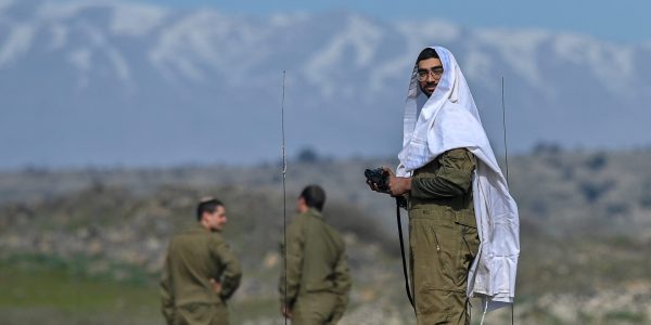 לוחם צה"ל מתפלל בתרגיל ברמת הגולן. צילום: מיכאל גלעדי/פלאש90