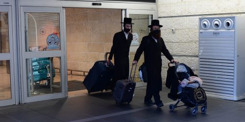 נוסעים חרדים בנתב"ג. צילום: תומר נויברג/פלאש 90