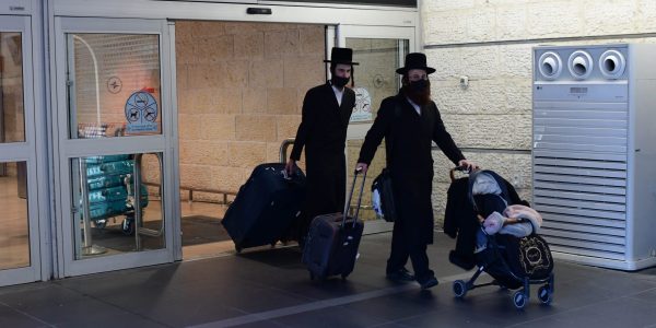 נוסעים חרדים בנתב"ג. צילום: תומר נויברג/פלאש 90