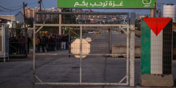 פלסטינים במעבר ארז. צילום: Attia Muhammed/Flash90