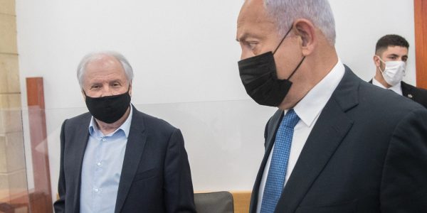 ראש הממשלה לשעבר בנימין נתניהו ואיש העסקים שאול אלוביץ' צילום: אוהד צוויגנברג/POOL