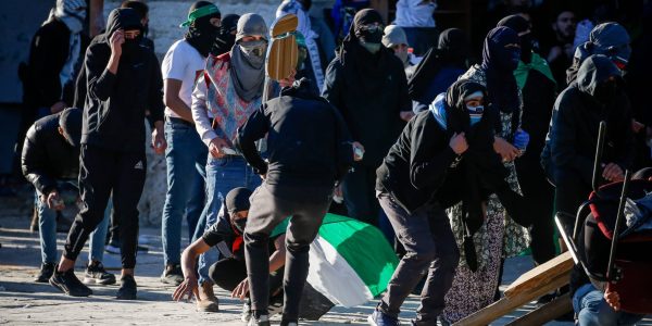 פלסטינים מיידים אבנים. צילום: ג'מאל עוואד/ פלאש 90