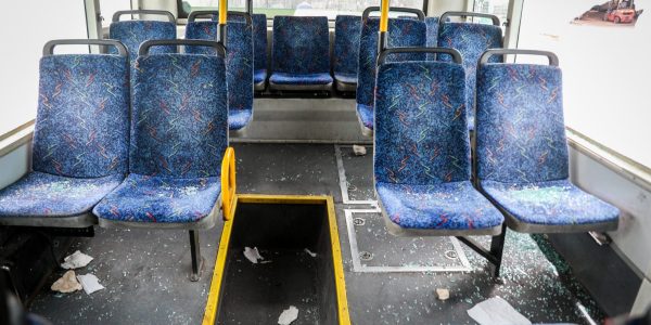 אבנים שזרקו תושבי מזרח ירושלים על קו 1 שעשה את דרכו לכותל המערבי // צילום: פלאש 90