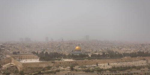 הר הבית במהלך סופת החול והאובך שפקד את ישראל בימים האחרונים// צילום: יונתן סינדל/פלאש 90