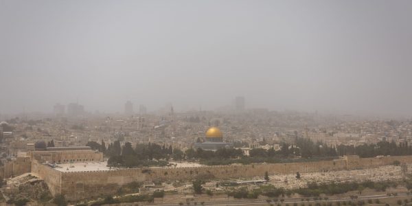 הר הבית במהלך סופת החול והאובך שפקד את ישראל בימים האחרונים// צילום: יונתן סינדל/פלאש 90