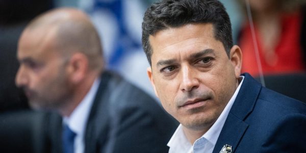 ח"כ עמיחי שיקלי בוועדת הכנסת במהלך הדיון בענינו// צילום: יונתן זינדל/פלאש 90