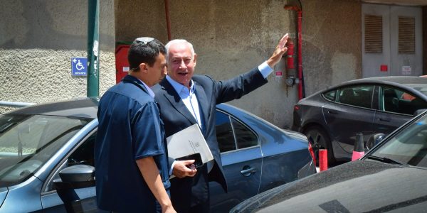Leader of the Opposition Benjamin Netanyahu arrives for a meeting with Leaders of opposition parties, at the Likud headquarters in Tel Aviv on May 8, 2022. Photo by Avshalom Sassoni/Flash90
 *** Local Caption *** פגישה
מצודת
זאב
נפגשים
ראשי 
האופוזיציה
בנימין נתניהו
שרה
יו"ר 
האופוזיציה