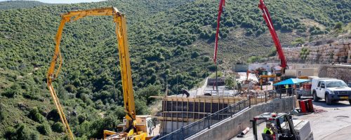 עבודות בנייה לקראת אירוע ל"ג בעומר בקבר רבי שמעון בר יוחאי במירון, צפון הארץ, 25 באפריל 2022. צילום: דוד כהן/פלאש90