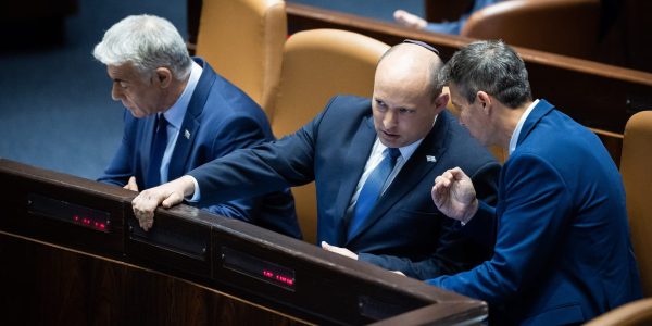 ראש הממשלה נפתלי בנט עם שר התקשורת יועז הנדל ושר החוץ יאיר לפיד בפתיחת כנס הקיץ// צילום: יונתן זינדל/פלאש 90