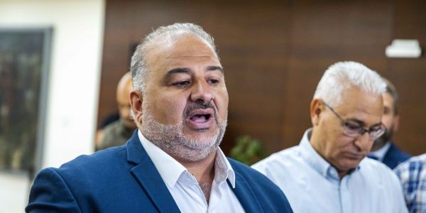 יו"ר רע"ם מנסור עבאס במסיבת עיתונאים בכנסת// צילום: אוליבייה פיטוסי/פלאש 90