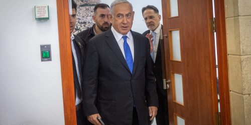 ראש הממשלה נתניהו מגיע לדיון בבית המשפט במשפטו, בבית המשפט המחוזי בירושלים. צילום יונתן סינדל/פלאש 90
