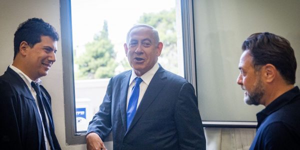 ראש הממשלה לשעבר בנימין נתניהו מגיע לדיון בבית המשפט במשפטו, בבית המשפט המחוזי בירושלים// צילום יונתן סינדל/פלאש 90
