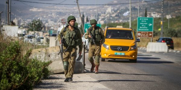 חיילים ברחוב המרכזי של 'חווארה' // צילום: פלאש 90